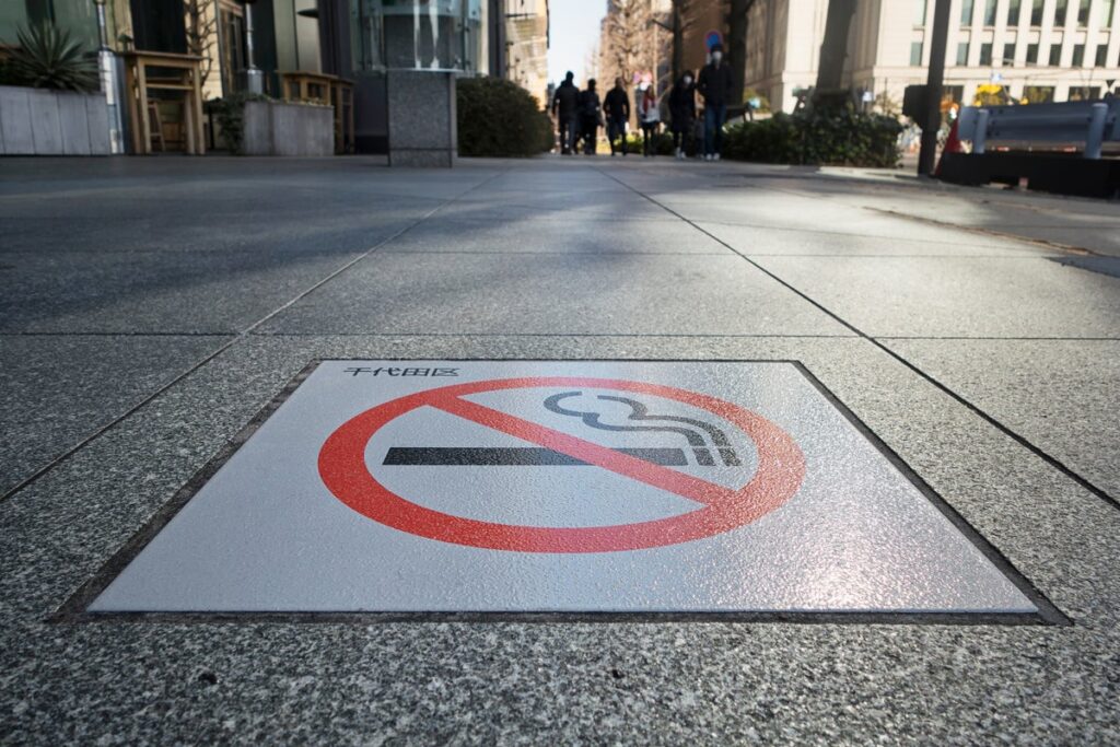 no-smoking-on-tokyo-sidewalk-jpg-m-1757946008