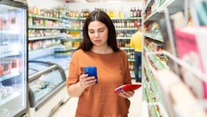 woman-grocery-shopping-food-allergies
