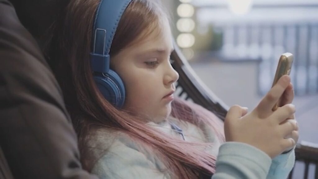 18765800-032426-kfsn-kids-digital-media-usage